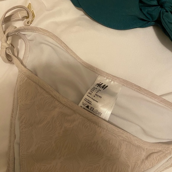 2 Bikini sets and cover up - Picture 2 of 8